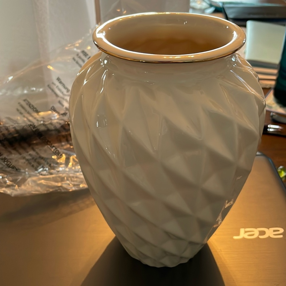 LENOX Lattice Spiral Vase New 7”